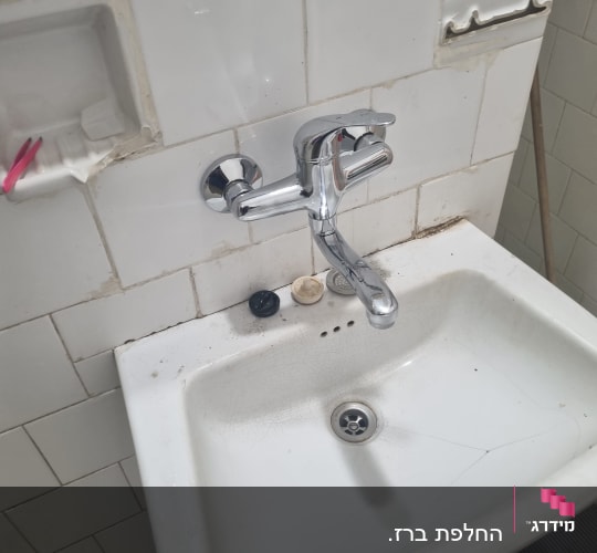 כיור עם ברז בחדר אמבטיה